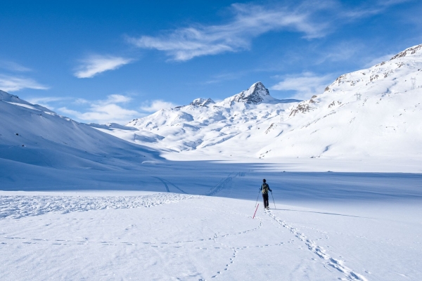 Chemins romains enneigés vers le col