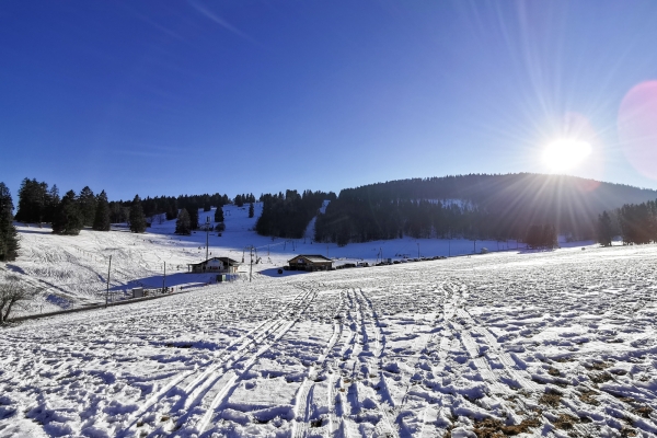 Weisses Weideland im Berner Jura