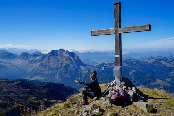 Luftiger Gipfel, scharfe Grate und weiter Himmel