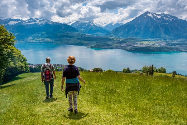 Sulla terrazza assolata sopra il lago di Thun