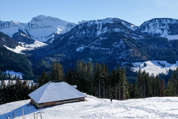 En Raquettes dans un domaine skiable fribourgeois