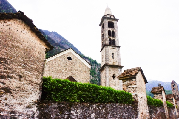 Eglises au-dessus de la vallée de la Léventine 