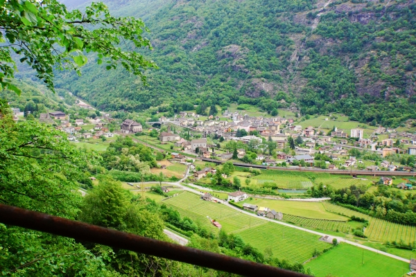 Eglises au-dessus de la vallée de la Léventine 