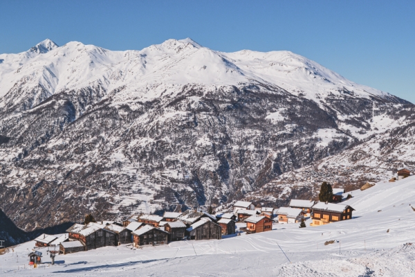 Du soleil au-dessus de la vallée de Saas