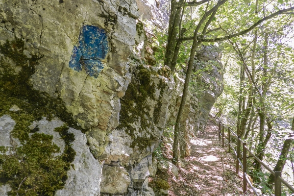 Historische Markierungen über der Areuse