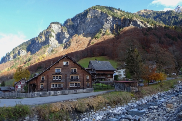 Zur Arena der Wasserfälle bei Batöni