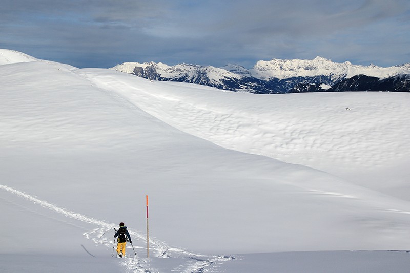 Eine weite, weisse Ebene und die Berge rundherum weit weg. Leicht hügelig geht es über den Dreibündenstein. Bilder: Elsbeth Flüeler