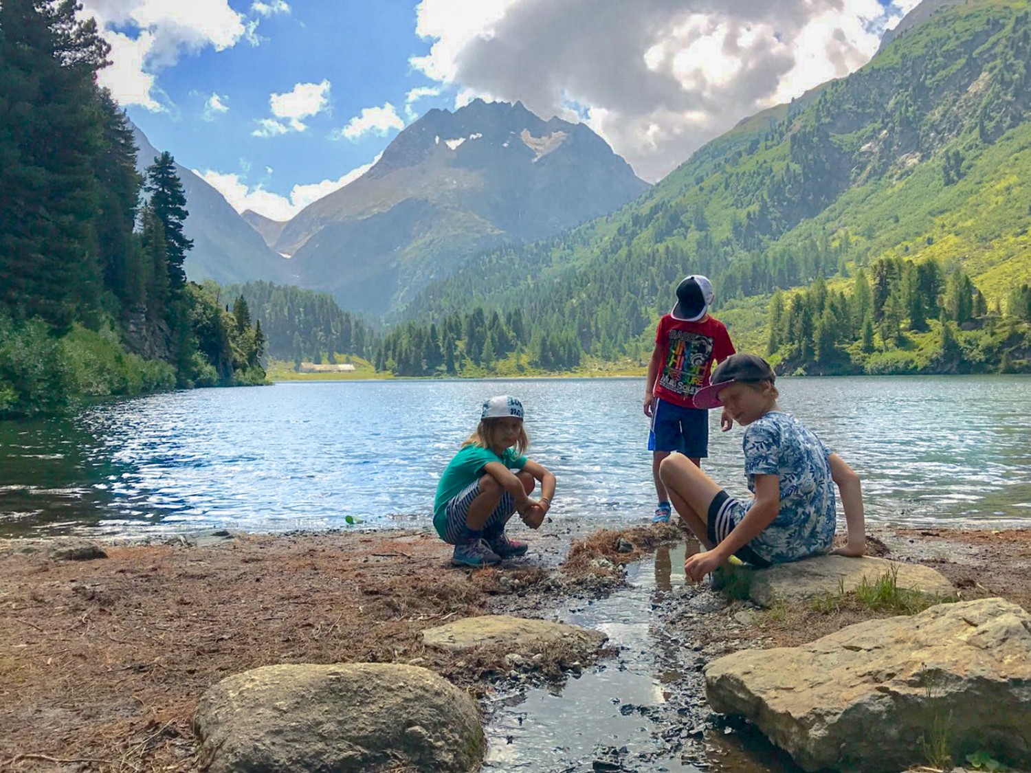 Baden und spielen am Bergsee, ein Highlight für Kinder. Bild: Laura Riedi