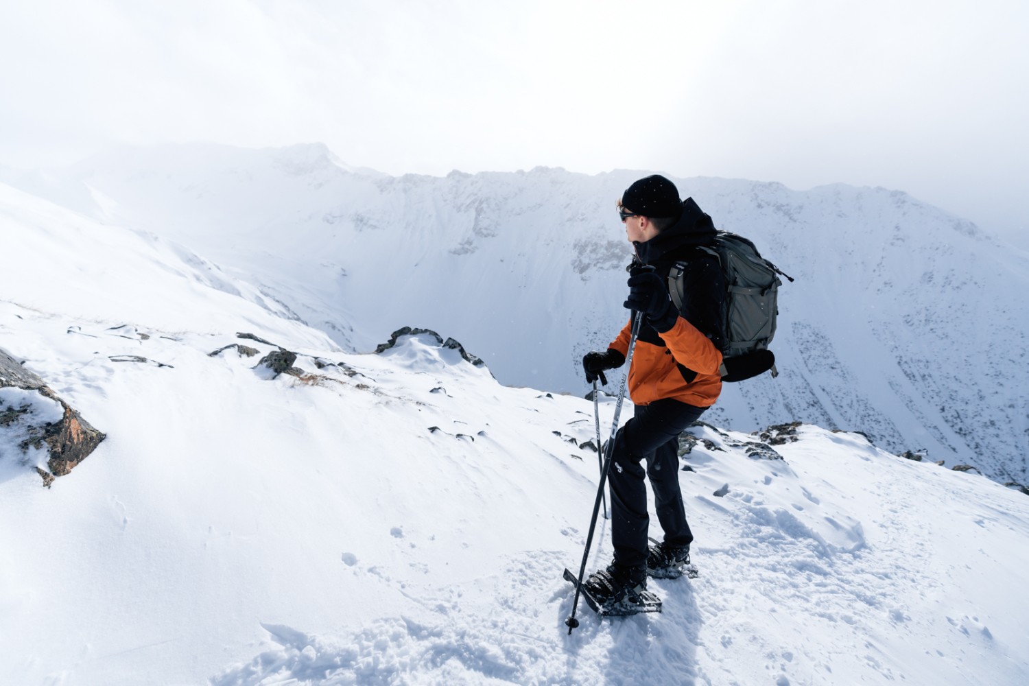 Der Weg führt über den verschneiten Grat hoch zum Piz Darlux. Bild: Jon Guler