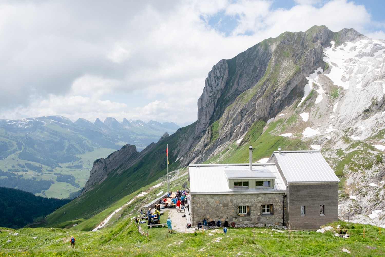 Von der Terrasse der Zwinglipasshütte geniesst man eine gute Aussicht auf die majestätischen Churfirsten. Bild: Markus Ruff