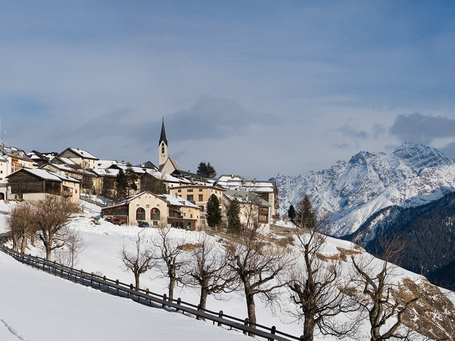 Guarda: das Ortsbild wird von viel alter, hervorragend erhaltener Bausubstanz mit zahlreichen dekorativen Sgraffiti geprägt. Foto: Engadin Tourismus