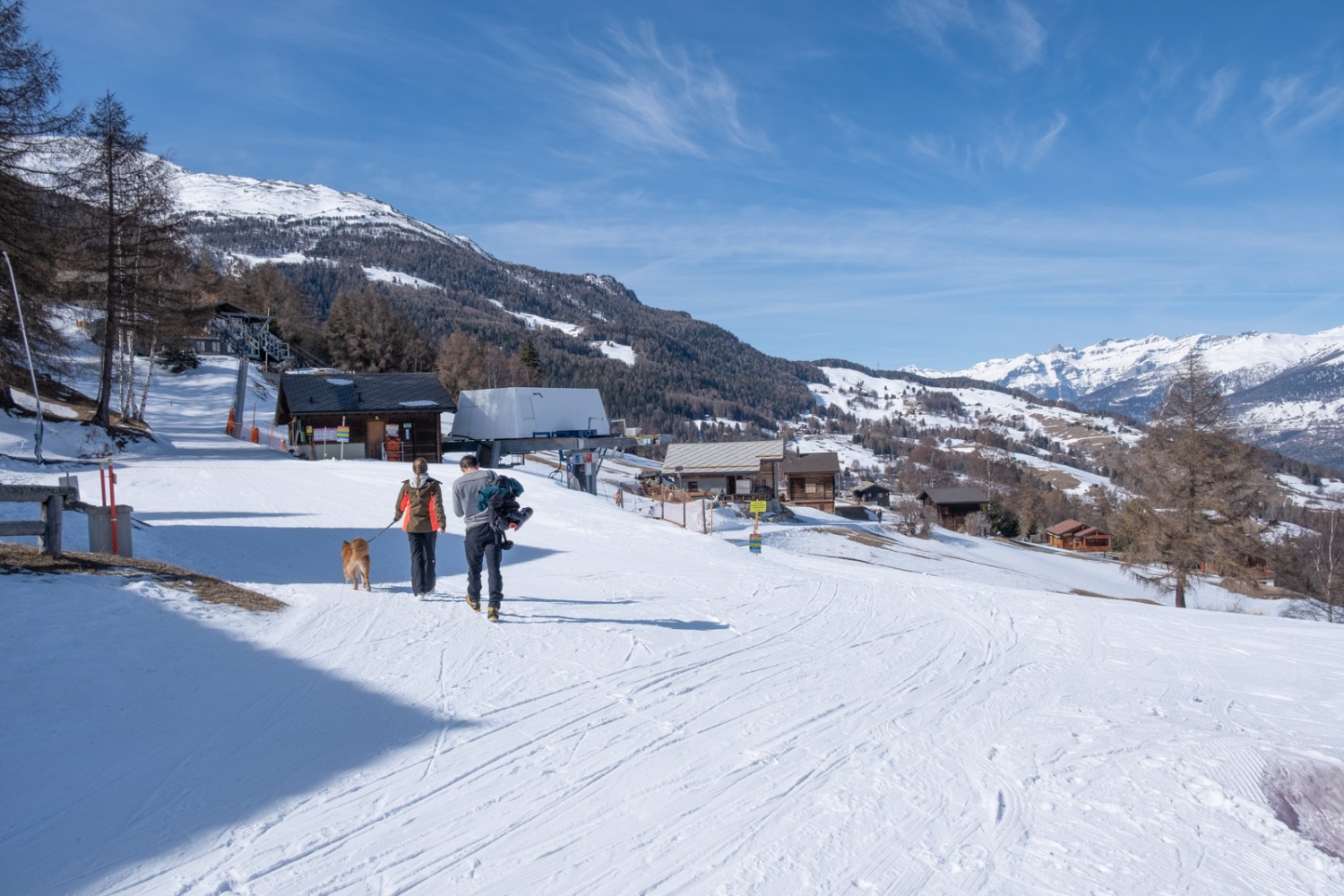 Bei der Brandalp gelangt man ins Skigebiet. Von hier kann man mit dem Sessellift nach Unterbäch hinunterfahren. Bild: Markus Ruff