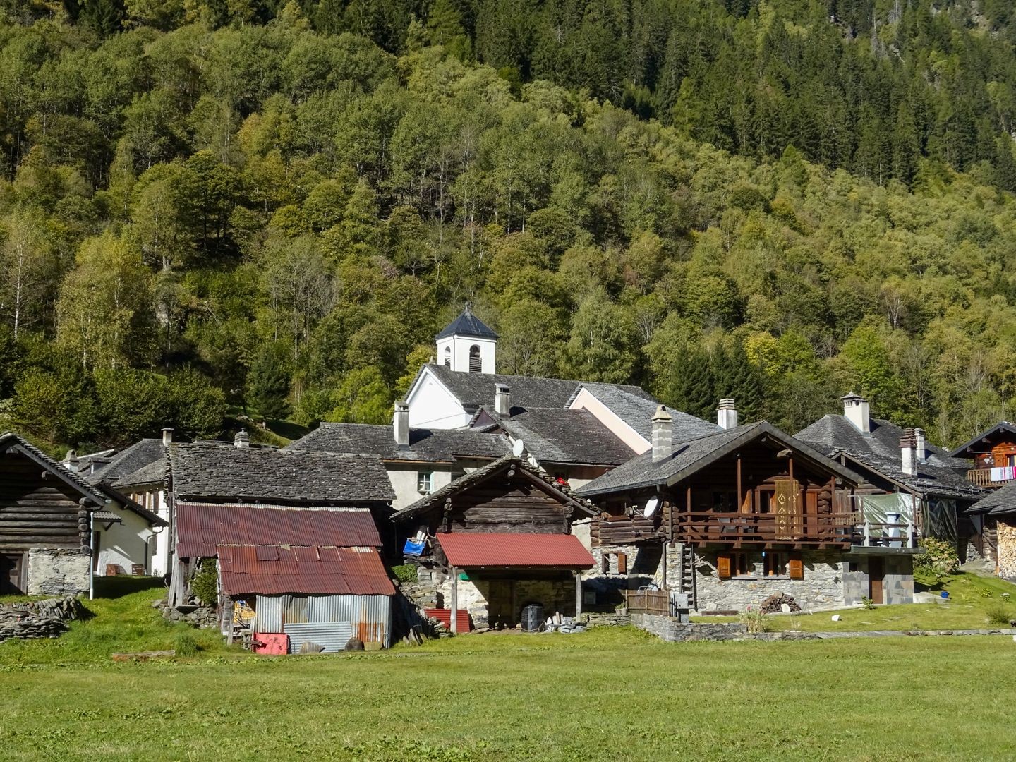 Das kleine Dörfchen Augio – gegenüber rauscht ein Wasserfall.