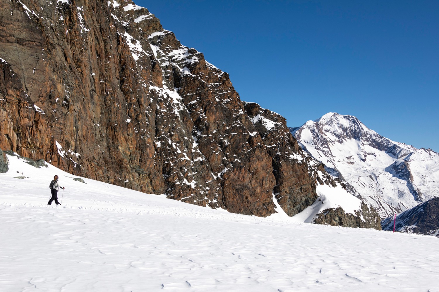 Winterwandern unter den rostroten Felsen des Egginer.