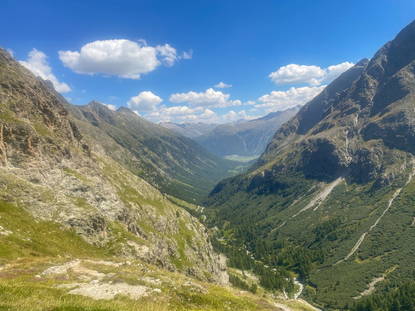 Nicht zu unterschätzender Schlussspurt: auf steilem Pfad geht es hinunter ins Val Bever.