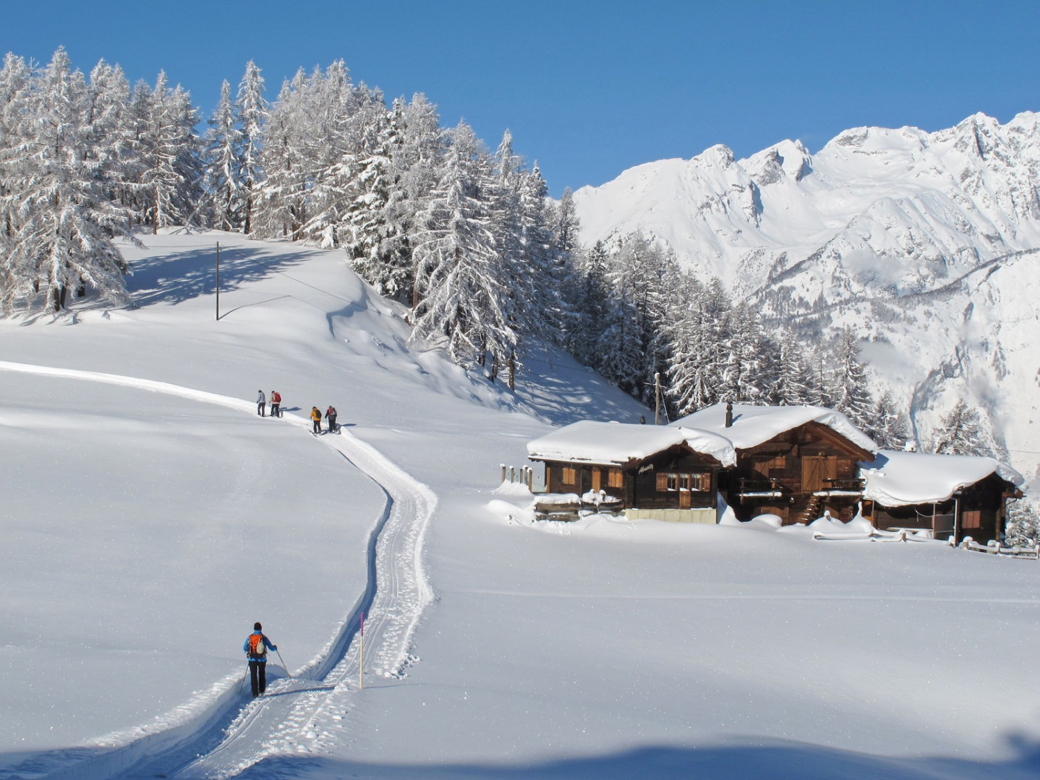 Genussreich wandert man über die winterliche Hochebene. Bild: Bürchen Unterbäch Tourismus