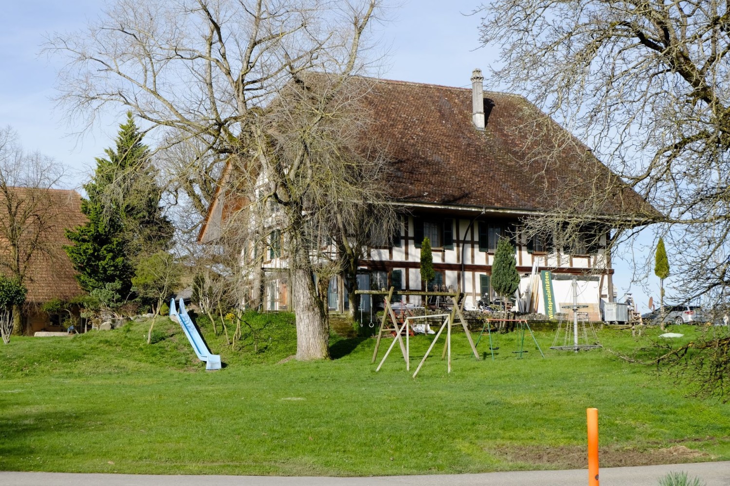 Stattliche Gasthöfe empfangen die Wandernden in Messen.