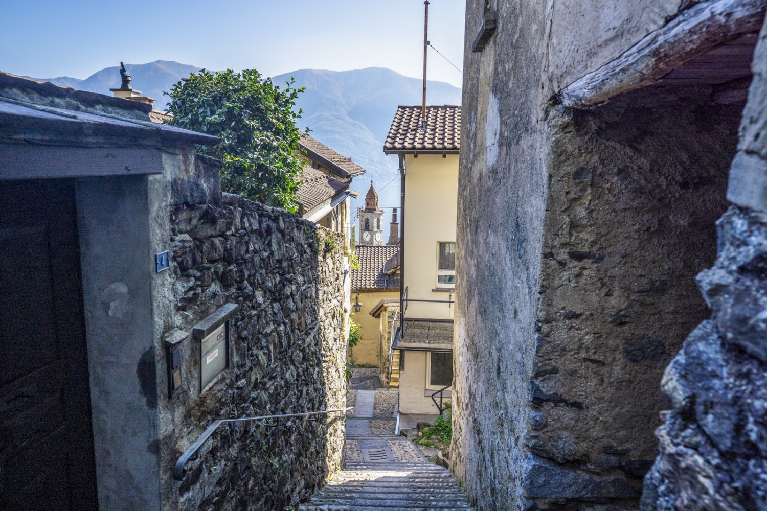 A Ronco, l’autobus per Locarno sta già aspettando sotto la chiesa.