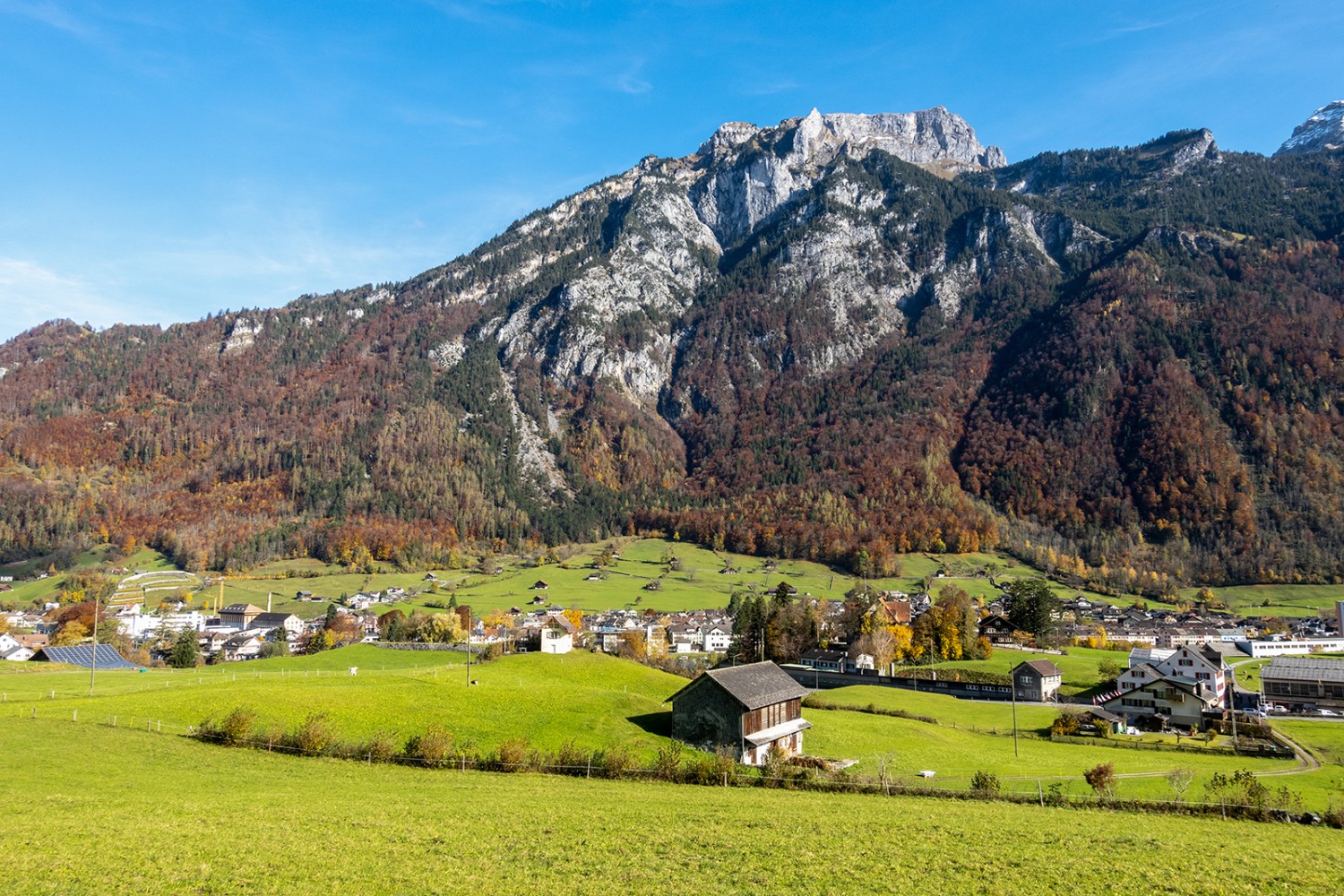 Blick aus der Gegend von Leimen über Ennenda zum Schilt.