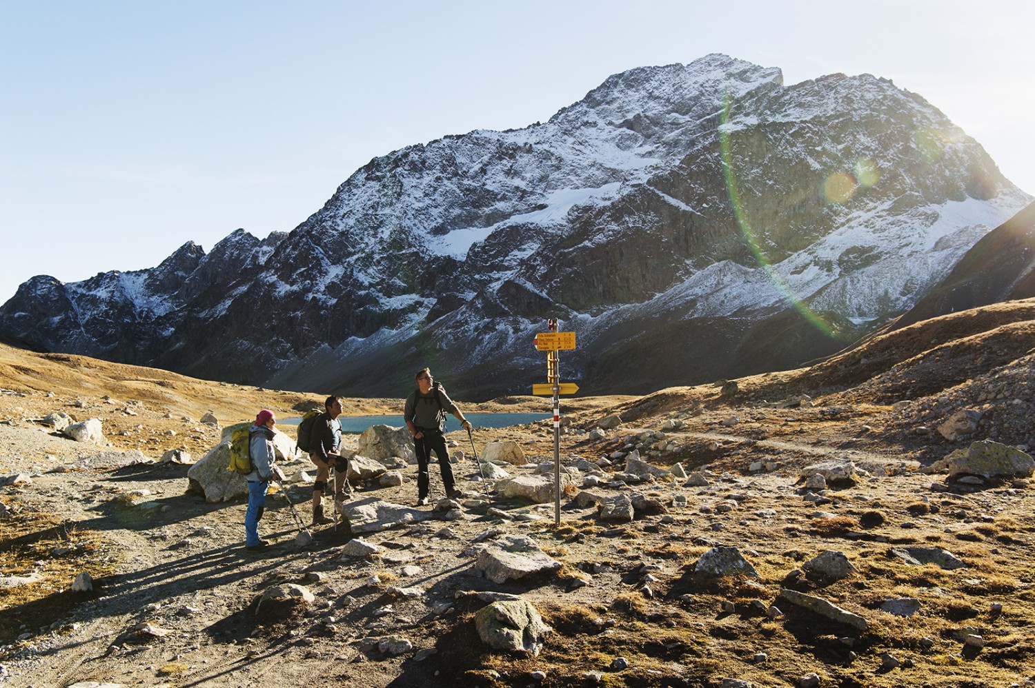 Verdiente Rast auf dem Pass Suvretta, dahinter der Lej Suvretta. Bilder: Raja Läubli