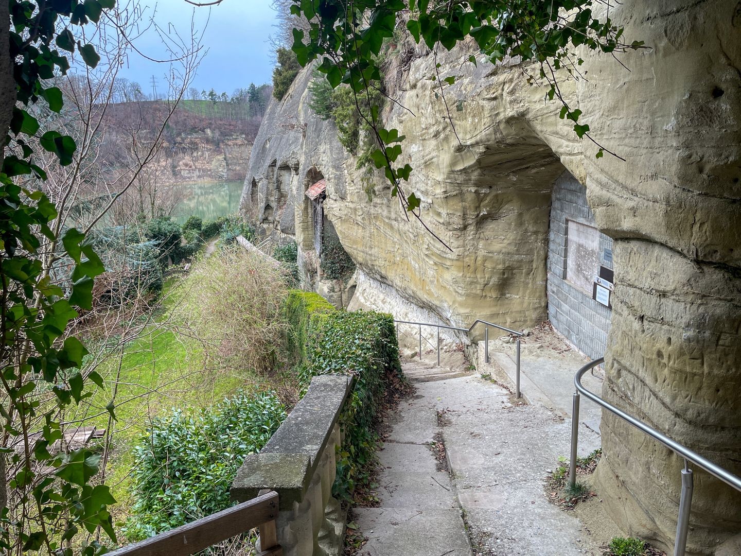 Die Magdalena-Einsiedelei mit den Sandsteinhöhlen.