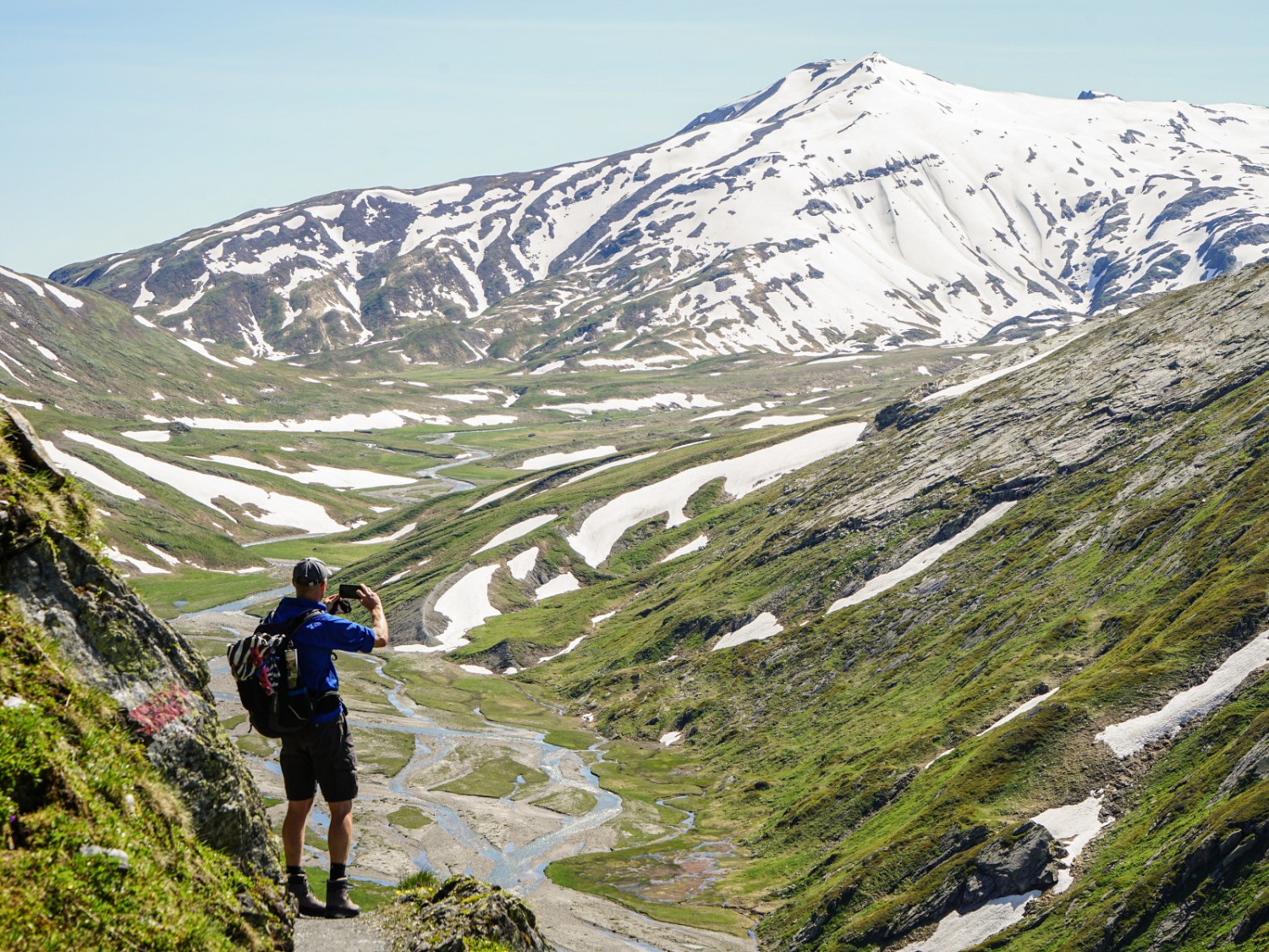 Dopo il Passo Diesrut il panorama si apre verso l’Altopiano della Greina. Foto: Reto Wissmann