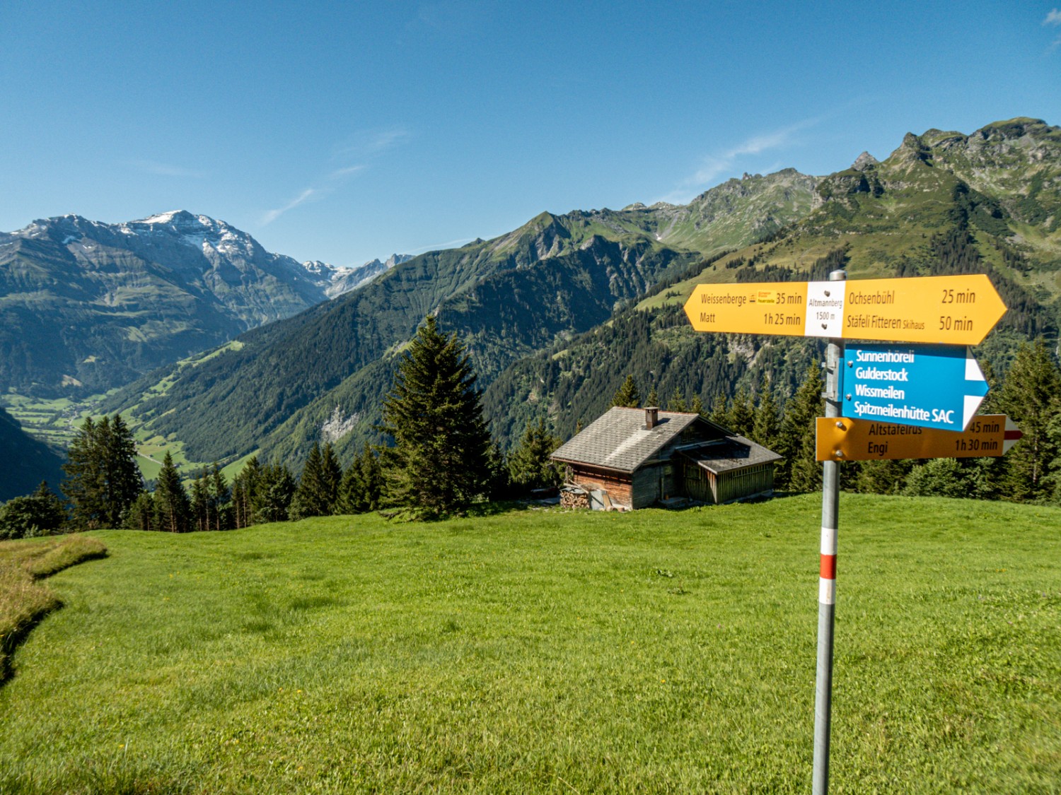 Dreierlei Wegkategorien bei Altmannberg. Bild: Vera In-Albon