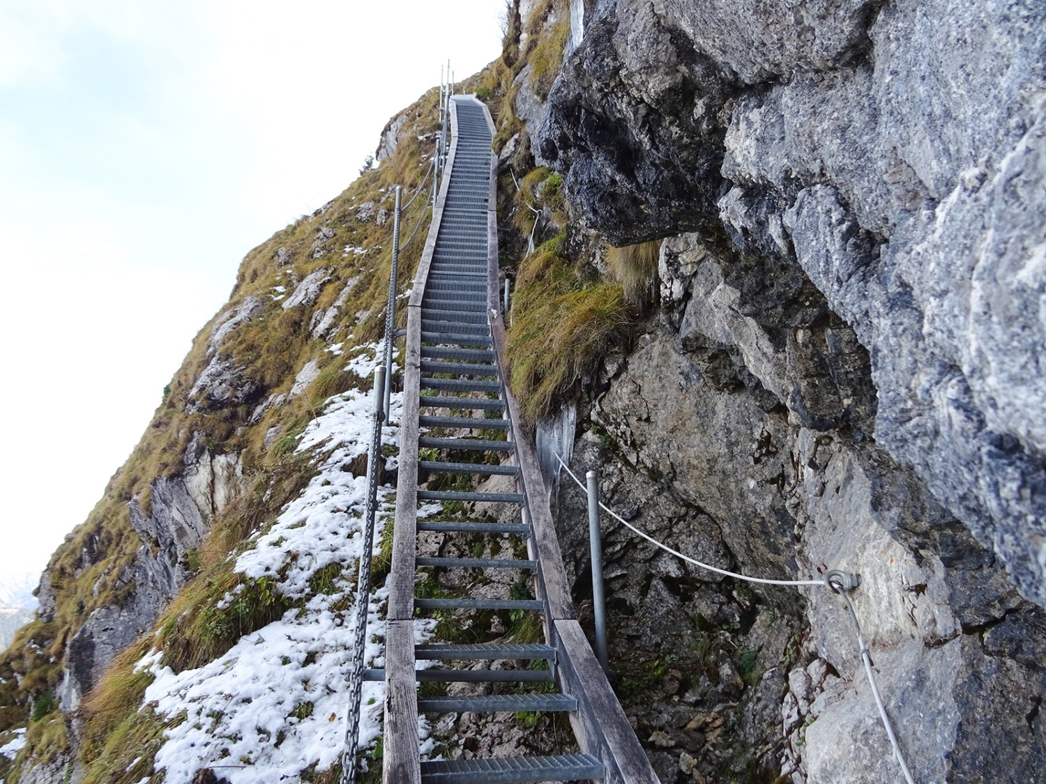 Wie eine Himmelsleiter führt die Treppe in die Höhe.