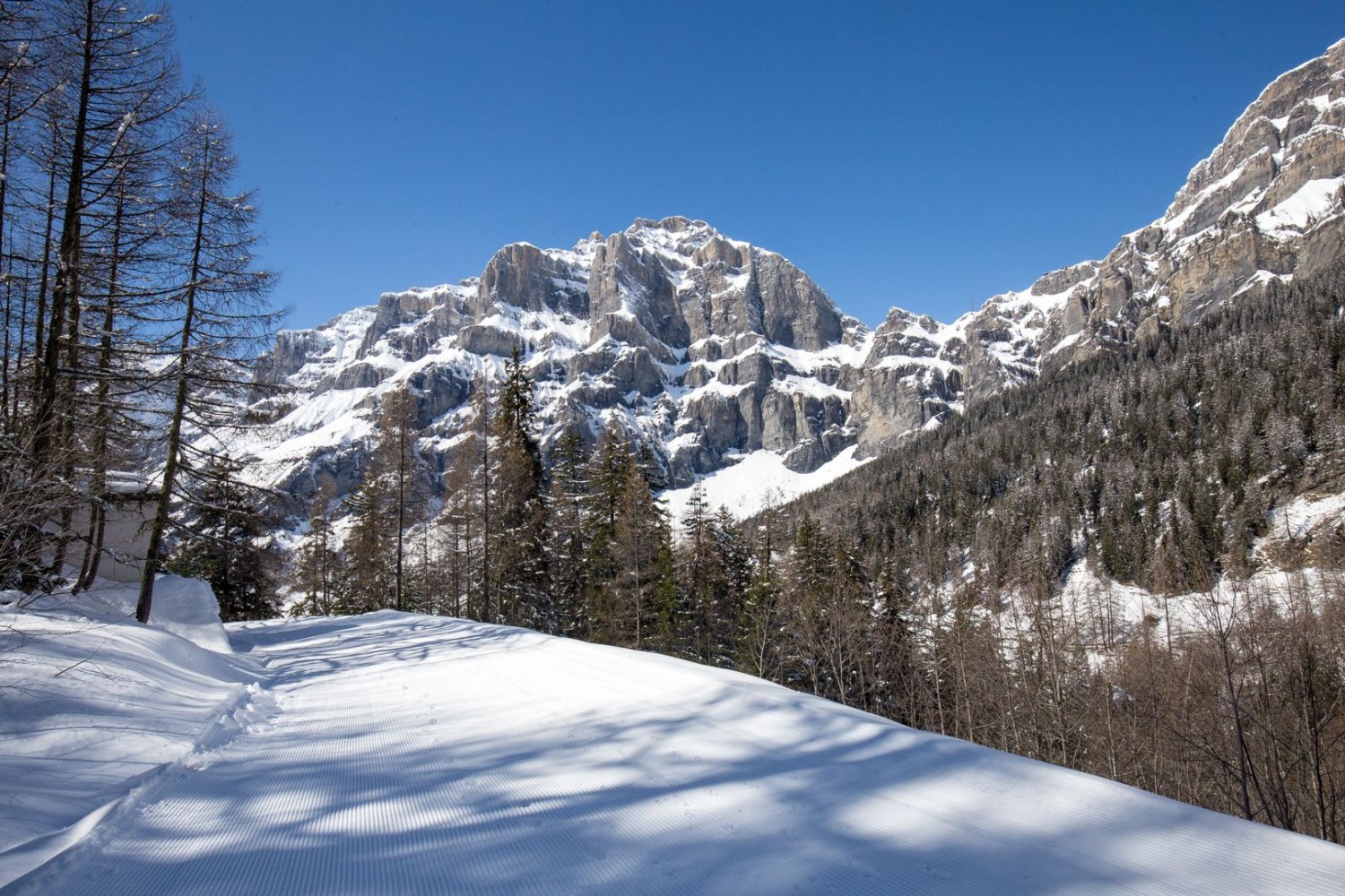 Der Blick auf die steile Bergwelt um Leukerbad ist ständiger Begleiter auf dieser Winterwanderung.