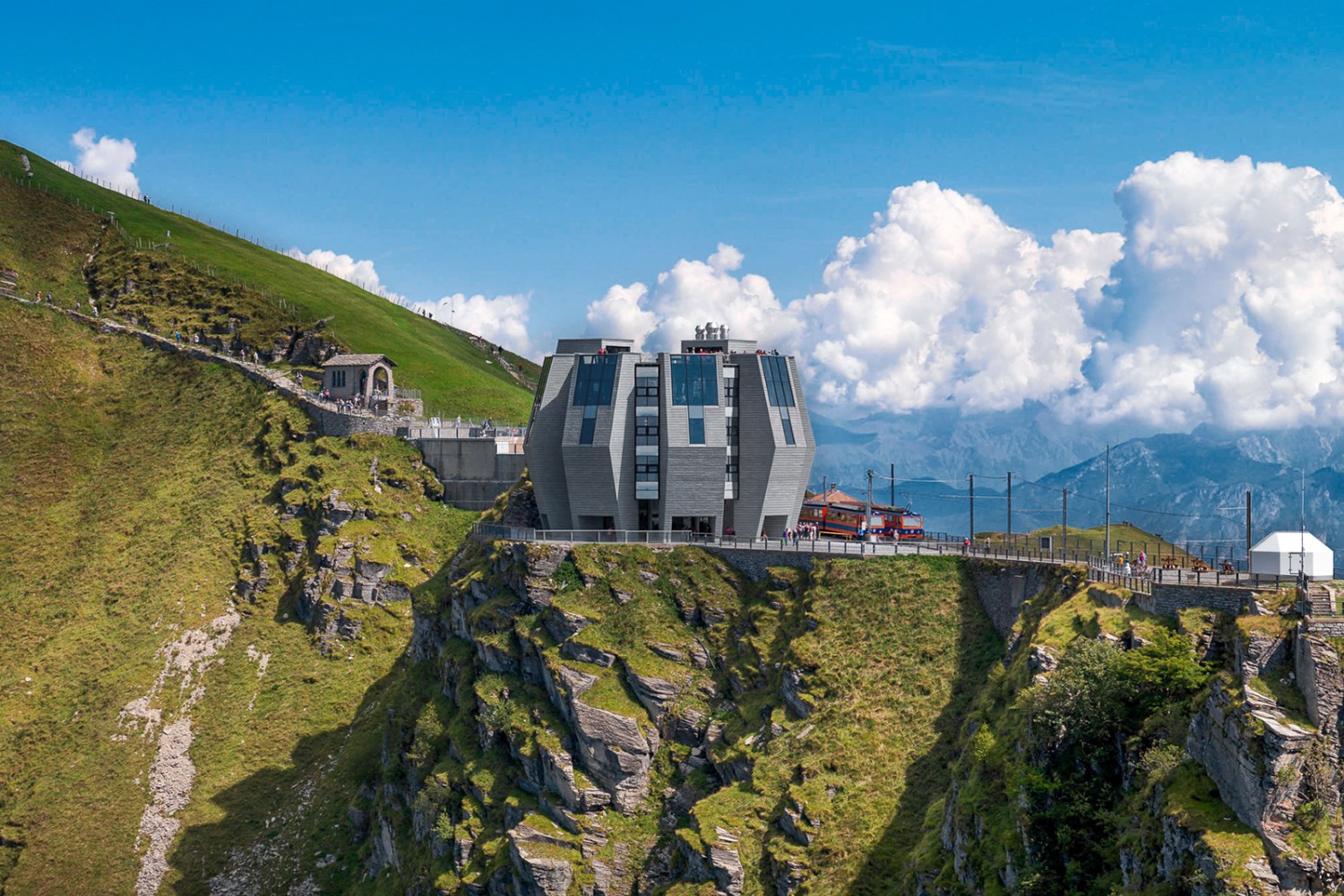 La «Fiore di Pietra» est le nouveau symbole du Monte Generoso. Le chemin vers le sommet (à g.) a été rénové. Photo: Monte Generoso, Enrico Cano