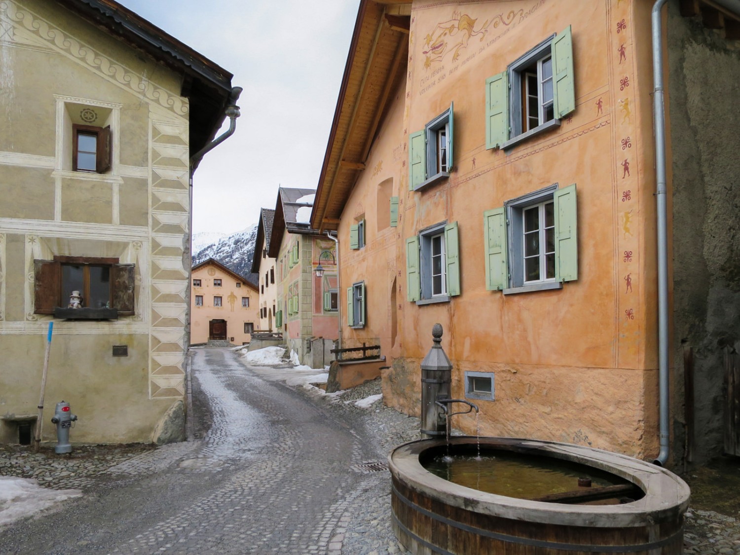 Dorfbrunnen im «Schellenursli»-Dorf Guarda. Bild: Andreas Staeger