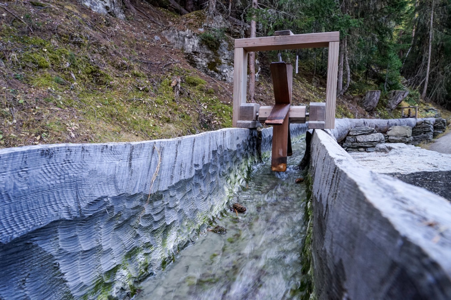 Der Schlag des Wasserrads verkündet, dass Wasser in der Suone fliesst.