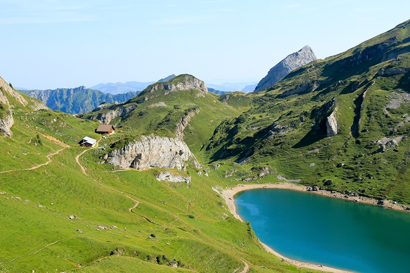 Einkehren in der Alp Spilau mit kühlem Bad im Spilauer Seeli. Bilder: Elsbeth Flüeler