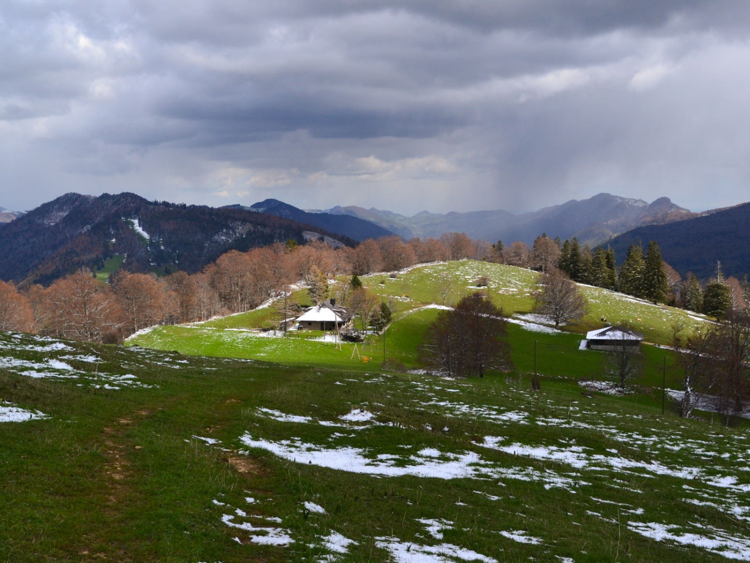 Schöne Aussicht auf weitere mögliche Wanderziele.  Foto: Sabine Joss