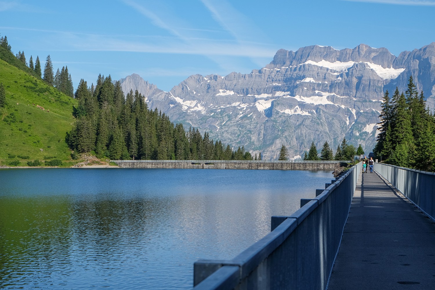 Der Stausee Garichti, dahinter der Glärnisch.