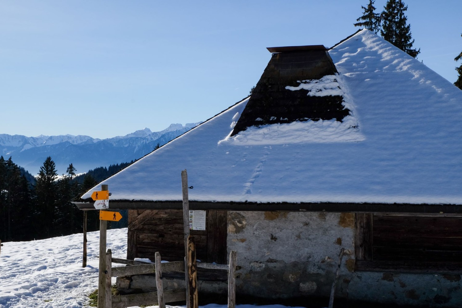 Die Alp Vuichouda mit dem typischen freiburger Chalet mit der Borne, dem offenen Kamin.