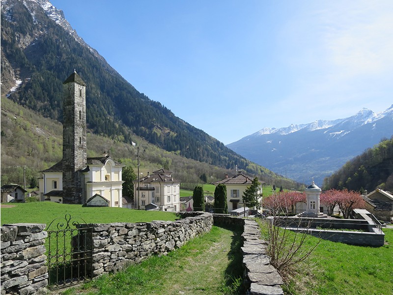 Der markante Glockenturm der Kirche von Torre. Bild: Andreas Staeger