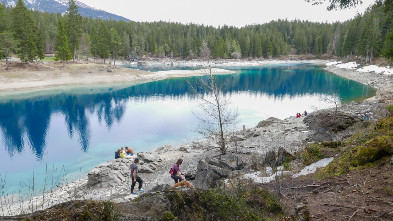 Le lac de Cauma aux nombreuses nuances de bleu est un lieu parfait pour une halte.