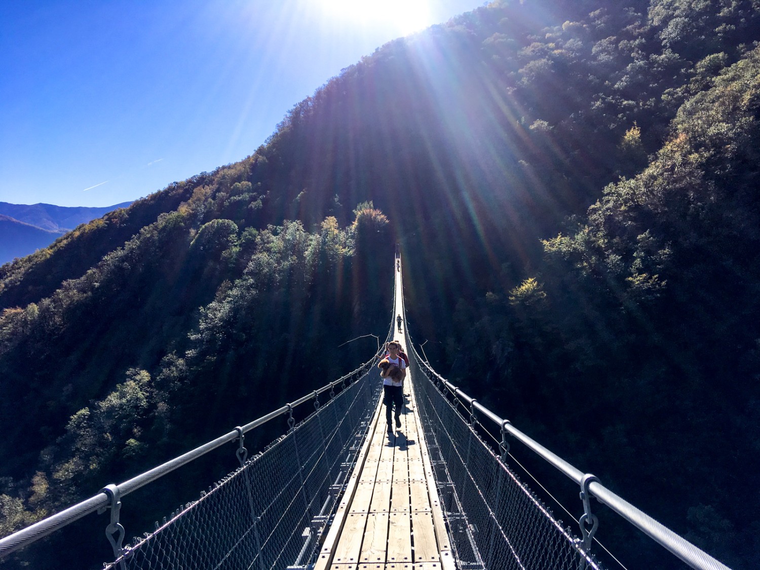 Sul ponte tibetano. Immagine: Claudia Peter