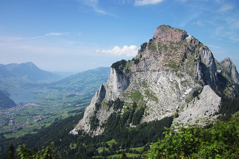 Ein Zickzackweg führt auf den Mythen. Links im Hintergrund der Lauerzersee und der Rigigipfel. Bilder: Maria Zachariadis