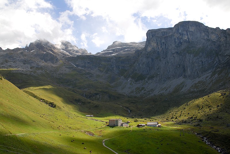 Im Aufstieg nach Oberfeld weitet sich bereits der Blick hinter den Bannalpsee.     Bild: Fredy Joss