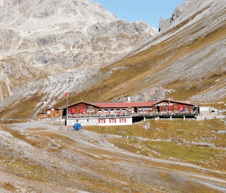 Hochoben auf dem Strelapass drohnt das Restaurant Strela-Pass.