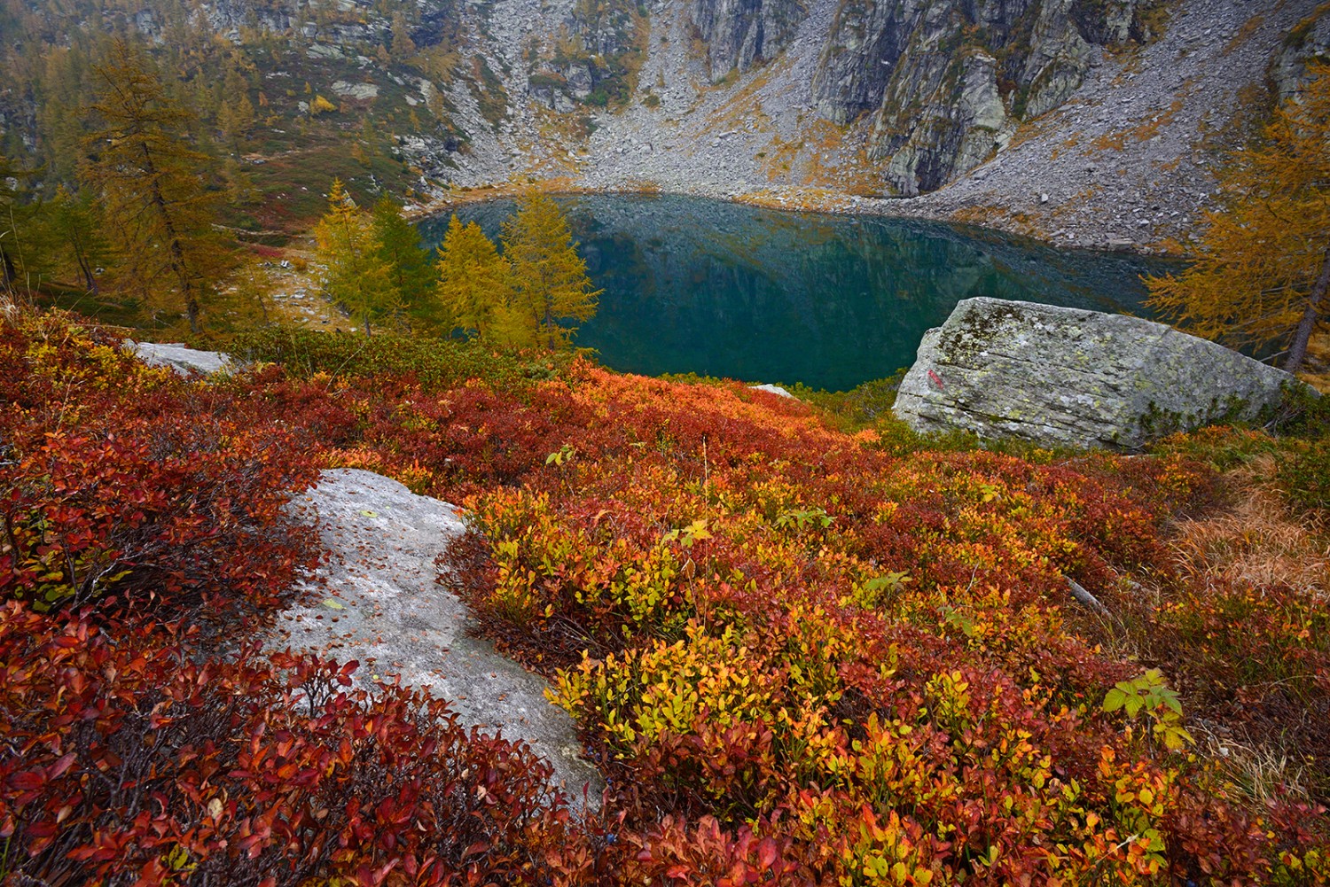 Il Lago d’Efra giace solitario al di sotto dell’omonima capanna.