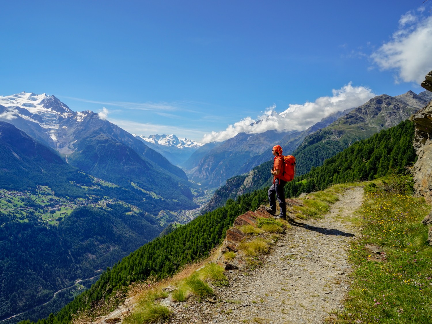 Angenehmer und aussichtsreicher Höhenweg hoch über dem Mattertal. Zuhinterst das Breithorn bei Zermatt. Bild: Fredy Joss