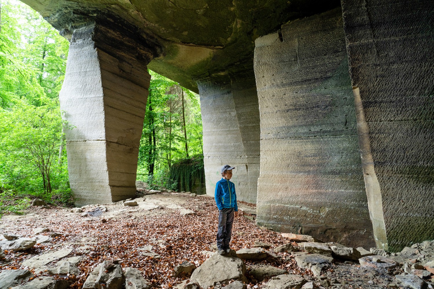 On se sent tout petit entre les piliers de l’ancienne carrière. Photos: Severin Nowacki