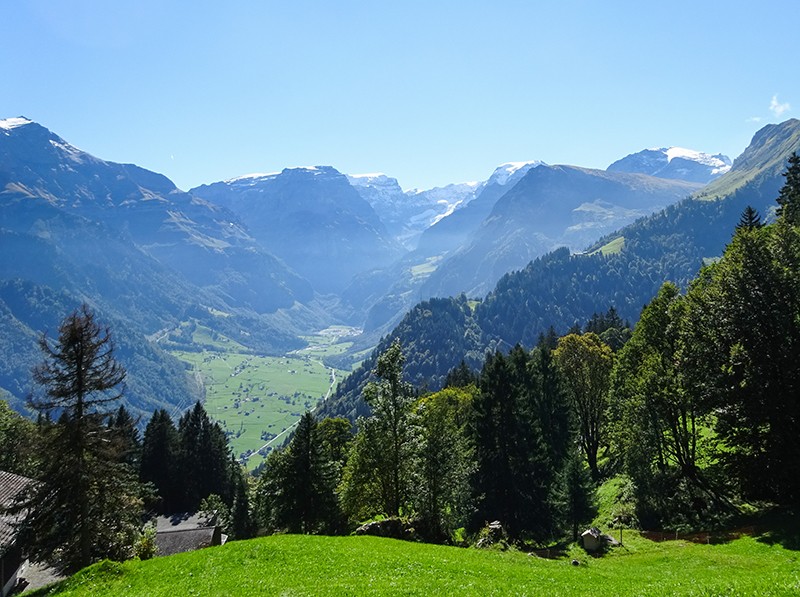 L’impressionnant panorama près de Braunwald, avec les montagnes Selbsanft, Clariden et Tödi. Photos: Sabina Brack