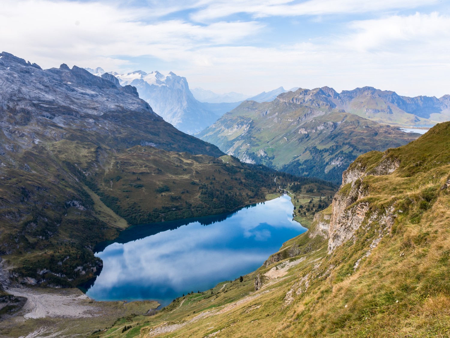 Wolken spiegeln sich im tiefblauen Engstlensee. Bild: Franz Ulrich