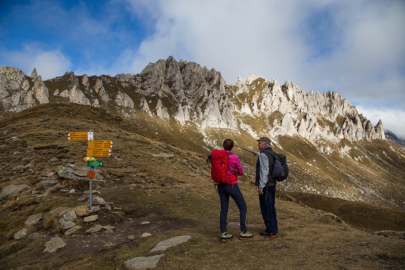 Au Passo del Sole. Les rochers clairs de calcaire du Campanitt se dressent tels des clochers dans le ciel. Photo: Markus Ruff