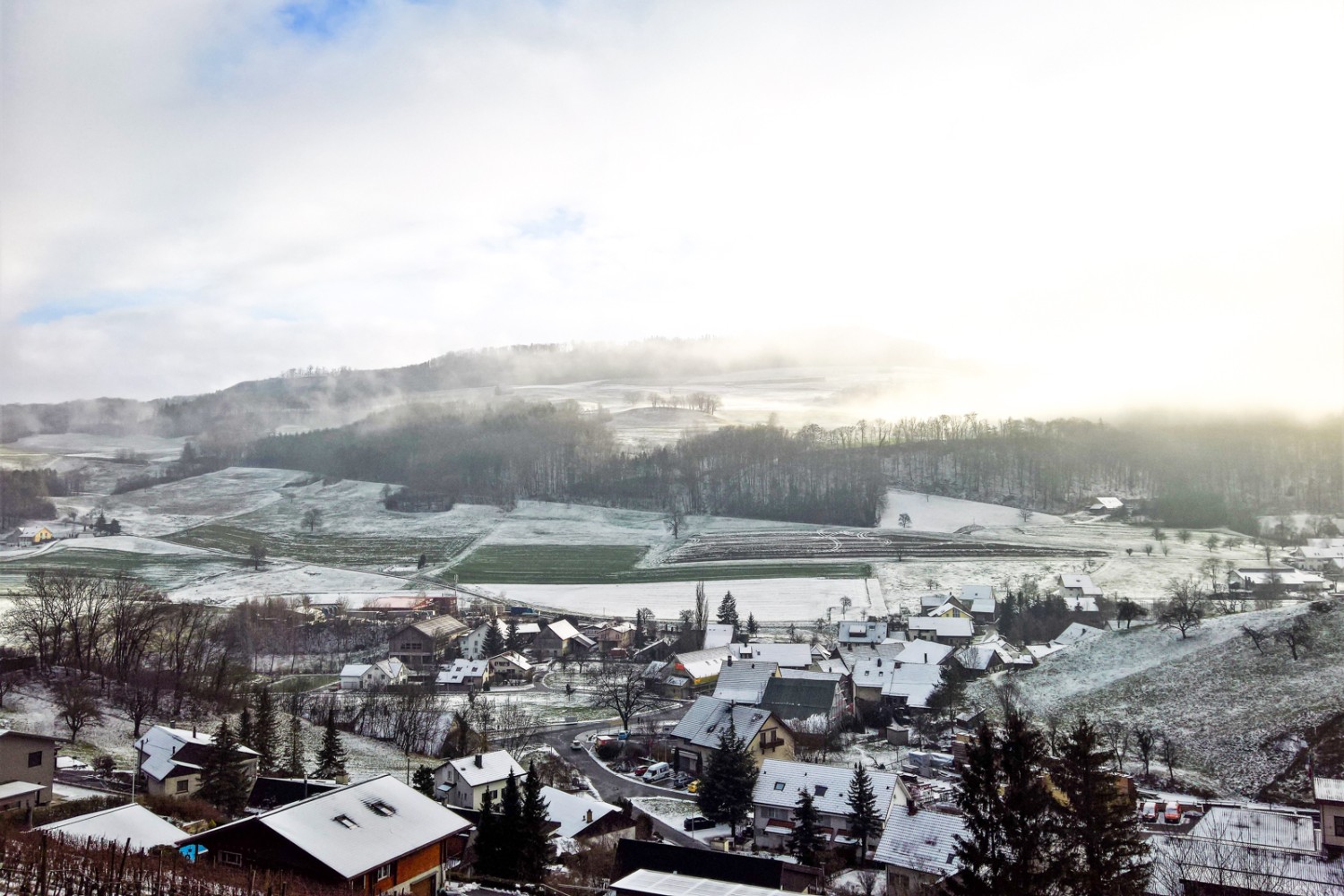 Derrière Thalheim, la Gisliflue émerge des nuages.