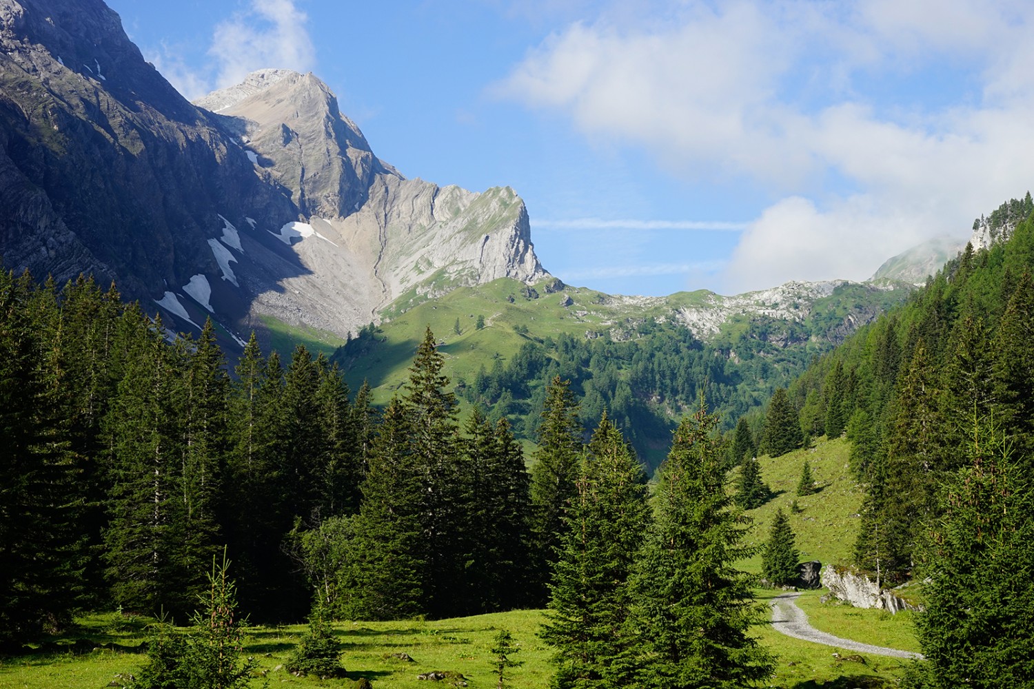 Gemächlich gehts durchs Iffigtal hinan, mit dem Schnidehorn zur Linken.